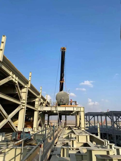 迪拜950mw光热光伏发电项目油盐换热器等多组大型设备吊装就位